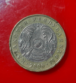 Монета 100 тенге Казахстан 2006 год биметалл. . Картинка 2